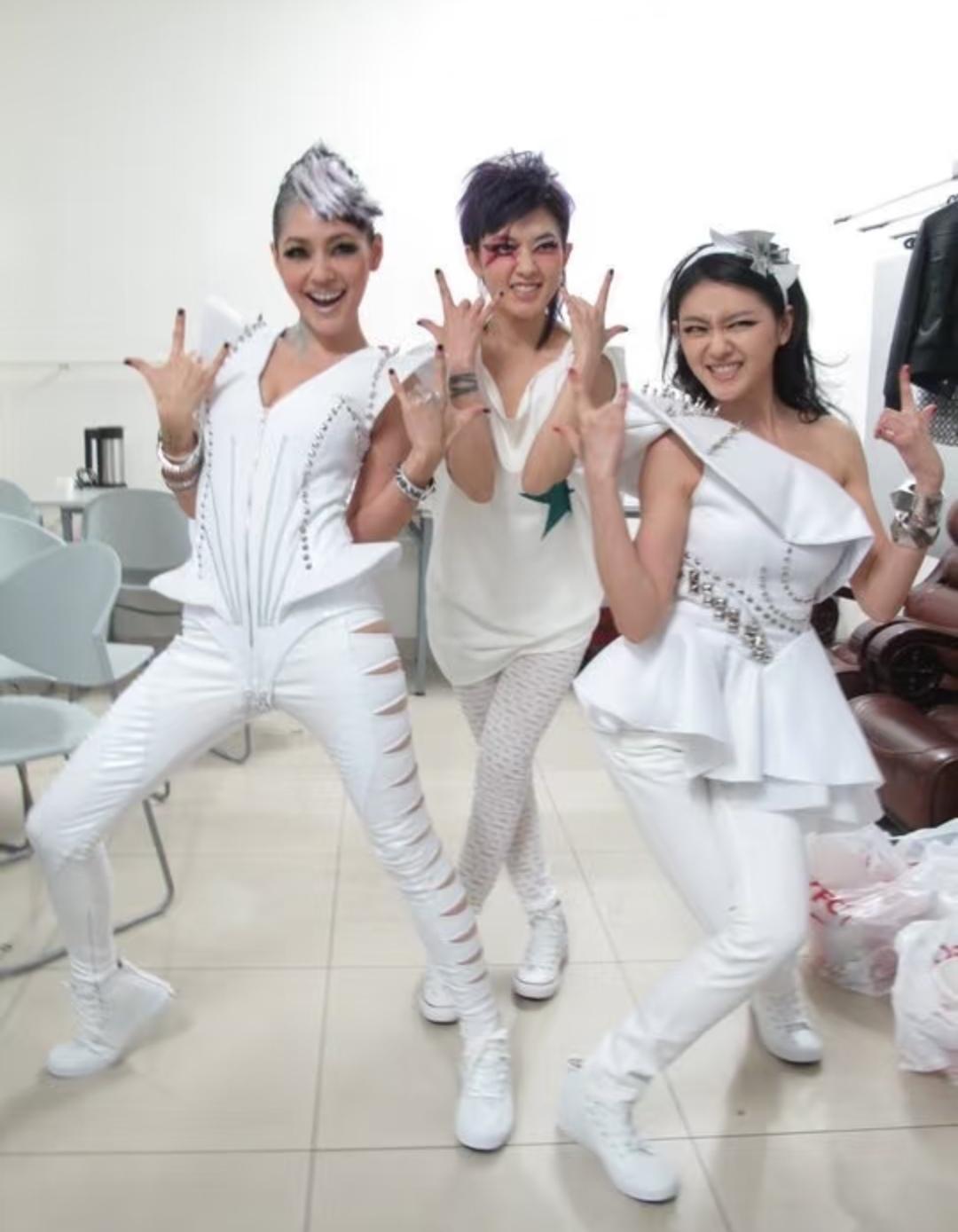 我就纳闷儿了，为啥明星动不动就一身白啊？虽说他们经常出席重要活动，但重要活动不就