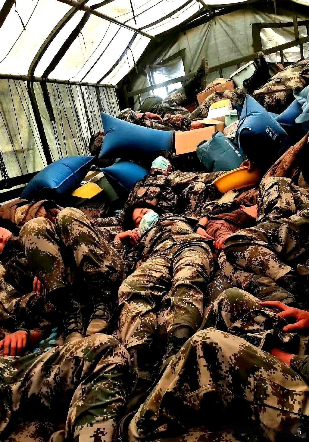 一张高原女兵睡在车厢的照片，让亿万中国人为之动容。看到迷彩服下那张稚气未脱的