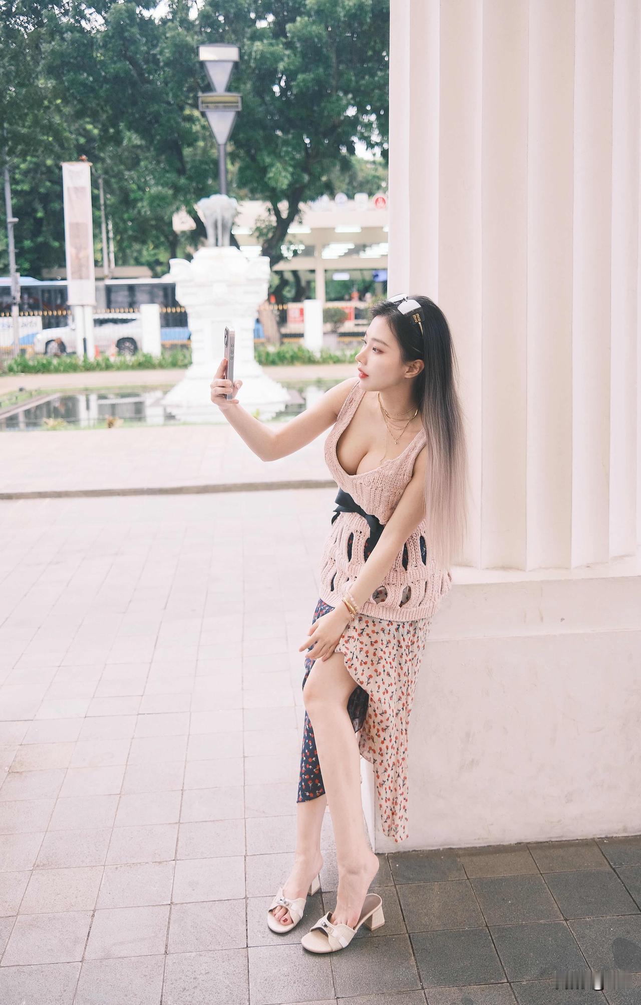 纯欲度假风！镂空针织+碎花裙，建筑前拍照绝了🌸救命！在白色建筑前穿这套直接美