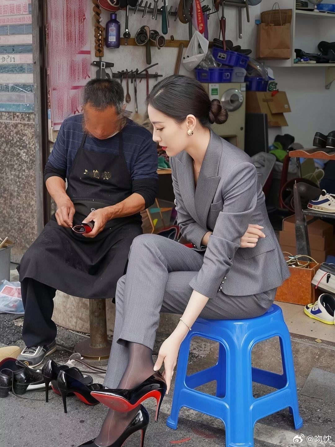 精致的妆容是工作，修补的皮鞋是生活