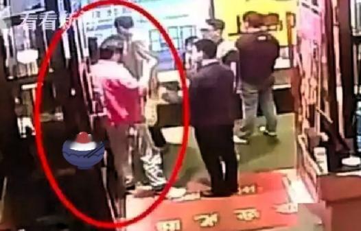 上海外滩和平饭店这次的处理方式，看完格外解气。网传一位外国人在店里消费几千块，吃