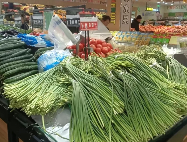 发觉今年真是奇怪，往年这个时候，菜市场和超市人都挤不动，大家都在买菜，买一些零食