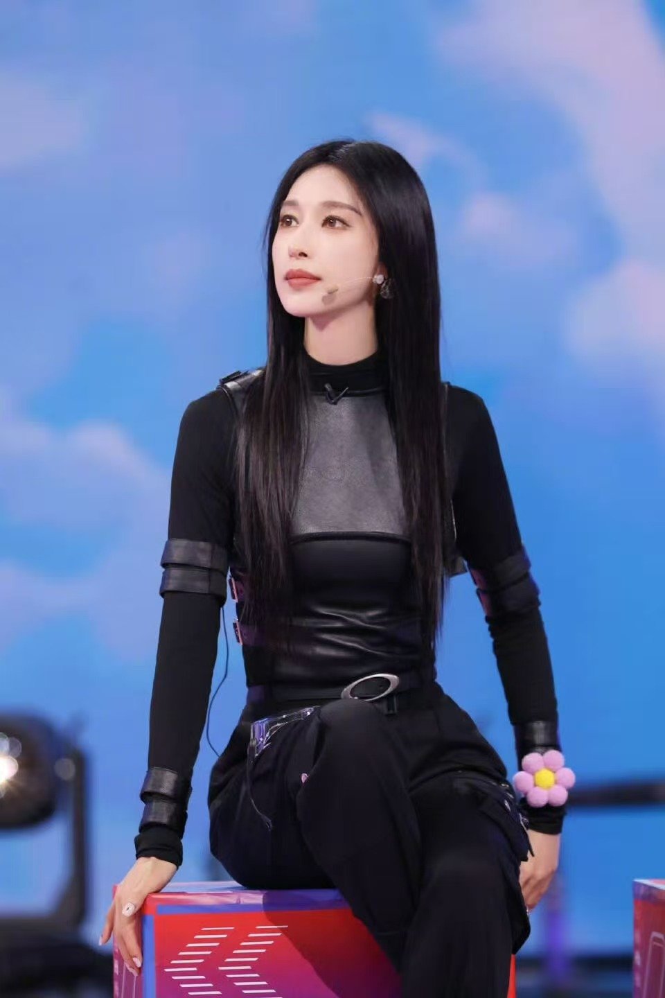 张俪气血足到头顶追《枭起青壤》被张俪的状态狠狠惊艳！剧里剧外都是气血满满的样子