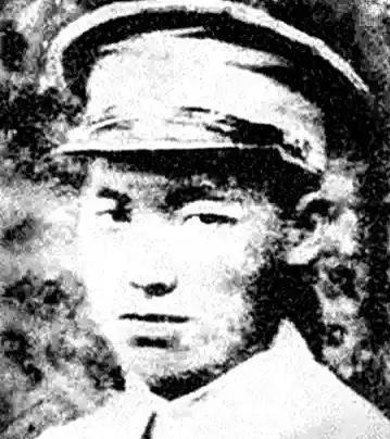 1938年，在藤县保卫战中，王铭章看着距离自己一千多米的龟尾寿三，问旁边的副官“