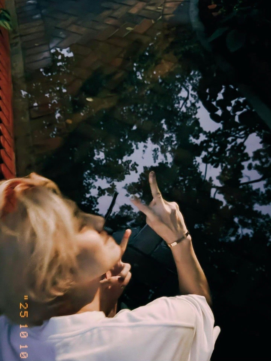 鹿晗ins发自拍鹿晗是懂粉丝想看什么的，这谁看了不斯哈[爱心]​​​