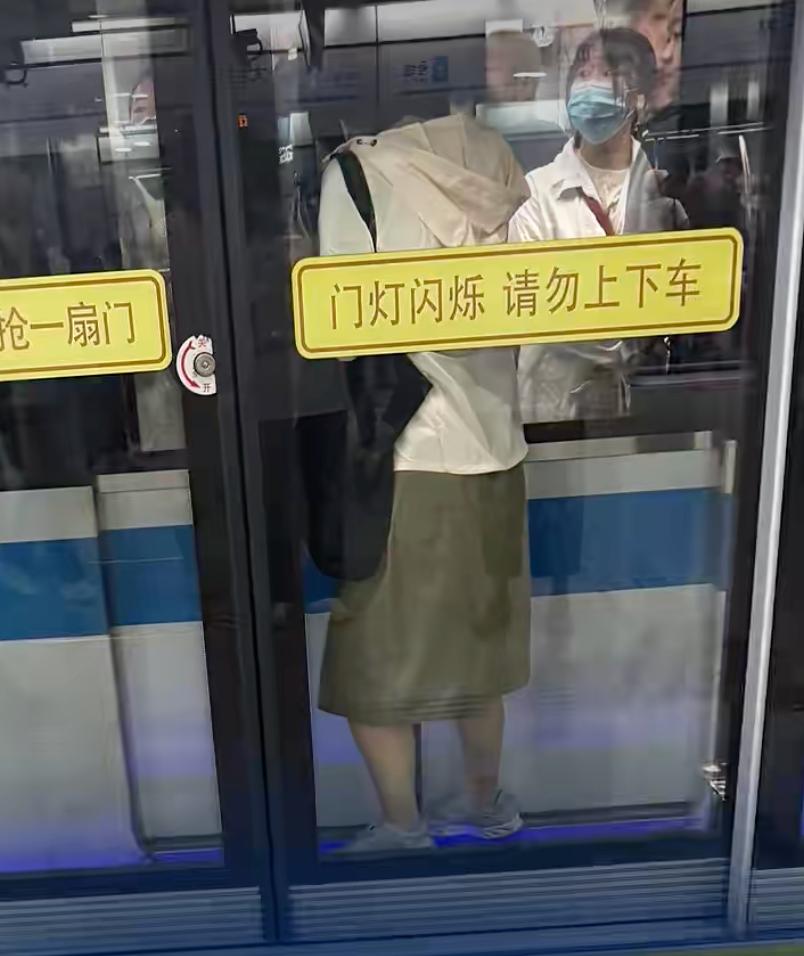 上观新闻9月15日报道，早高峰时段，上海地铁8号线大世界站发生惊险一