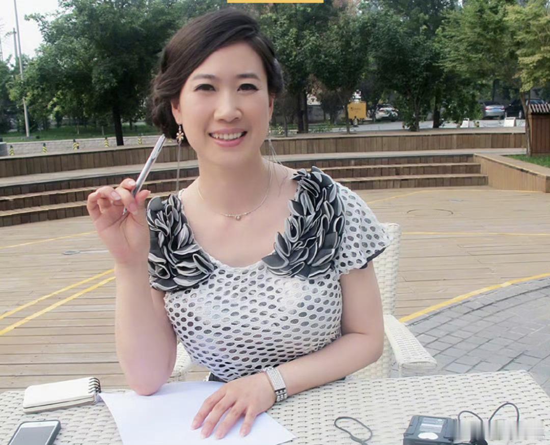 总有人把芙蓉姐姐和凤姐相提并论，但这是两个完全不同的人。凤姐没文化没头脑，被人蛊