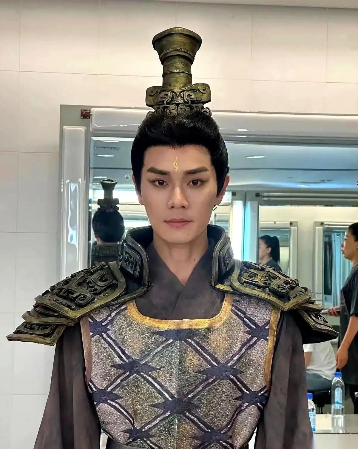 我真的要给央视跪了。这个脑洞是怎么开的？他们找曹骏，我以为是演那个卧薪尝胆的越