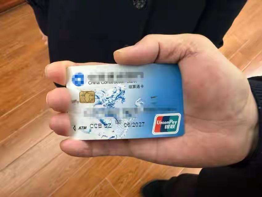 “不可思议！”湖北武汉，女子拿着1.1万现金去银行柜台存钱，签完字，她发现这笔钱