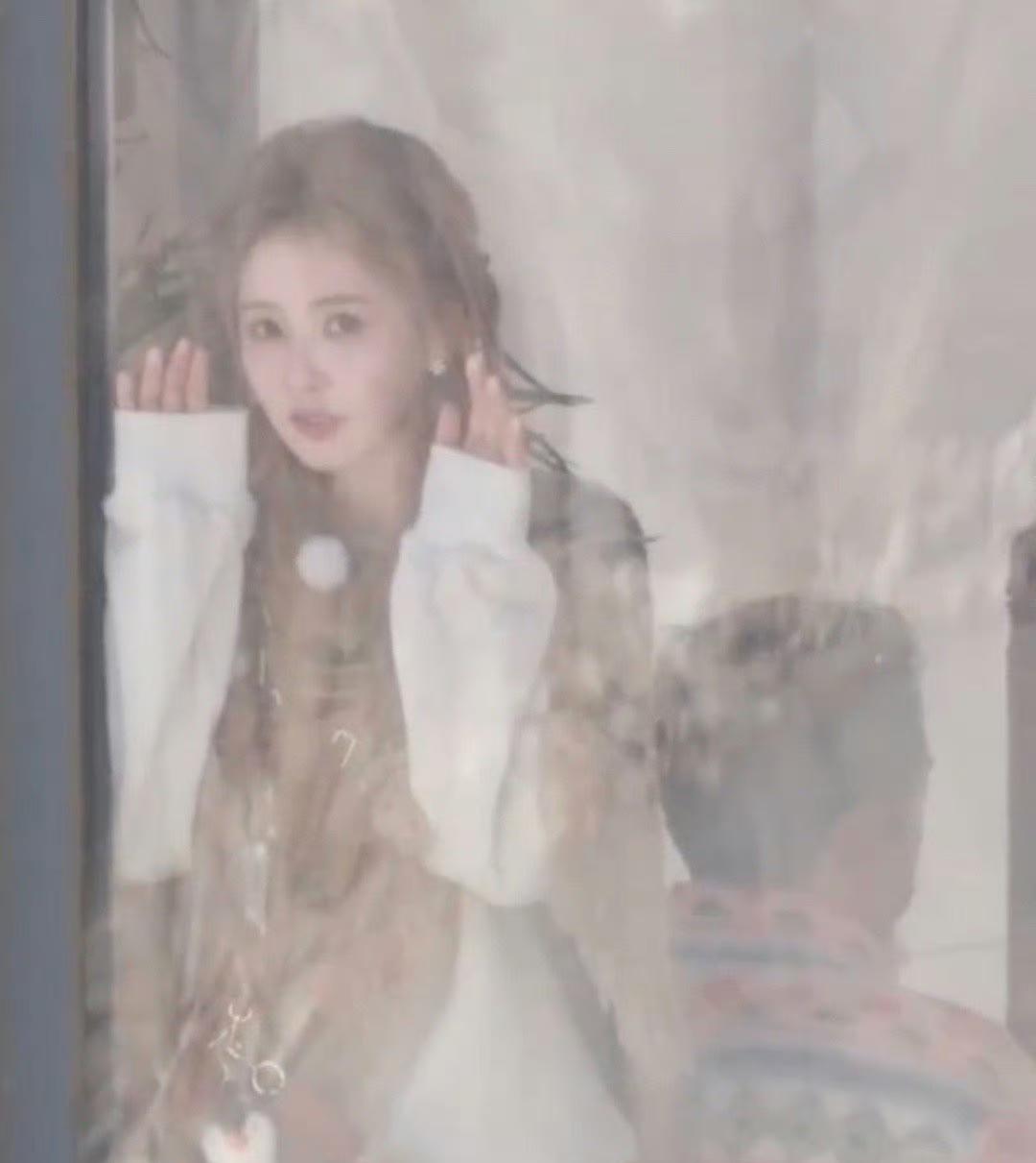 白鹿在《奔跑吧》，新疆录制现场的真实反应太圈粉了！她被拍到整个人趴在玻璃