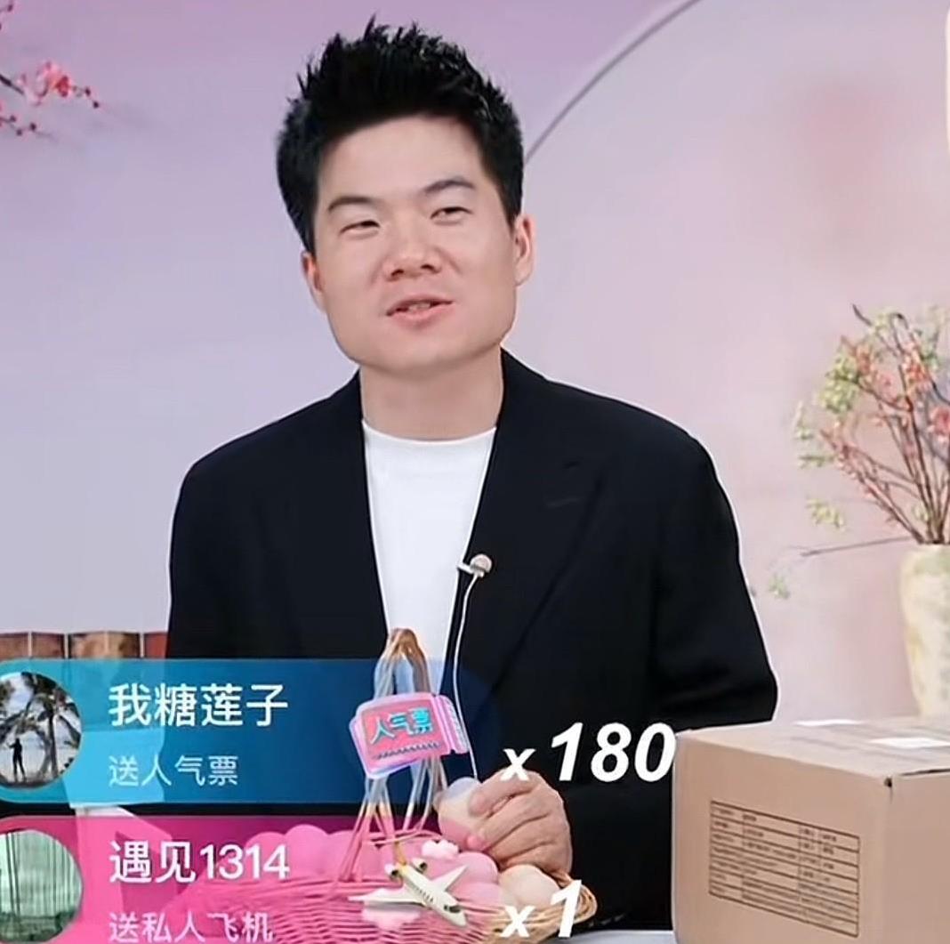 谁见过30多岁的男人读个评论，把自己搞得脸红、捂脸、不好意思？宇辉直呼我就不该读