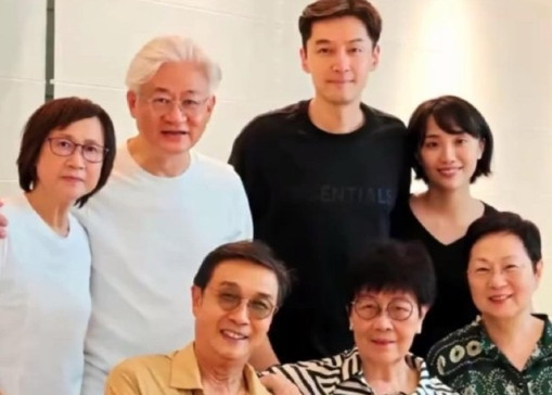 胡歌正式公开老婆照片。听说是胡歌之前的助理，真是近水楼台先得月啊！
