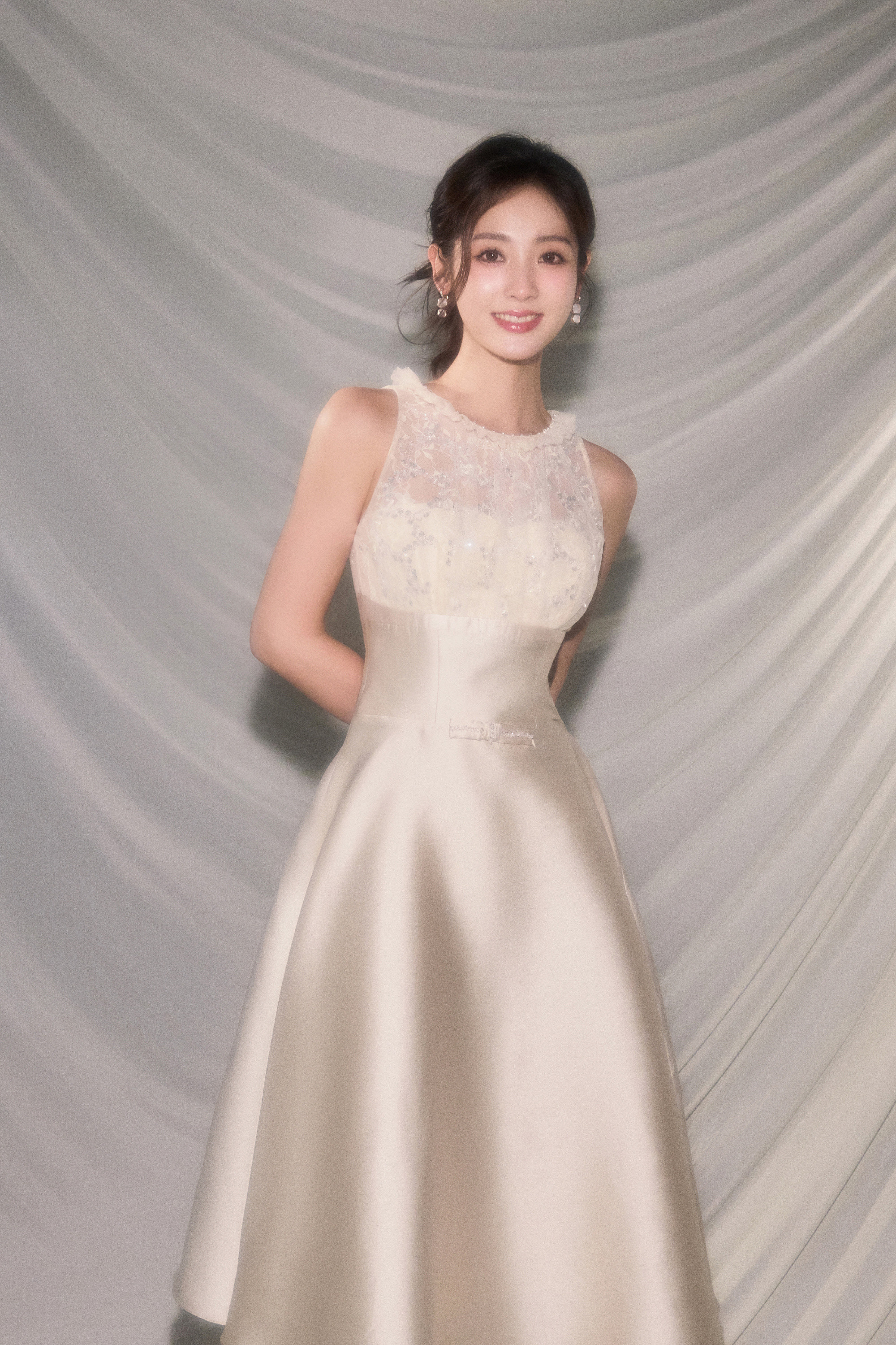 1.邢菲虽说演过女一号，但在长剧这块的认可度一直没上去，找上来的本子多数还是配角