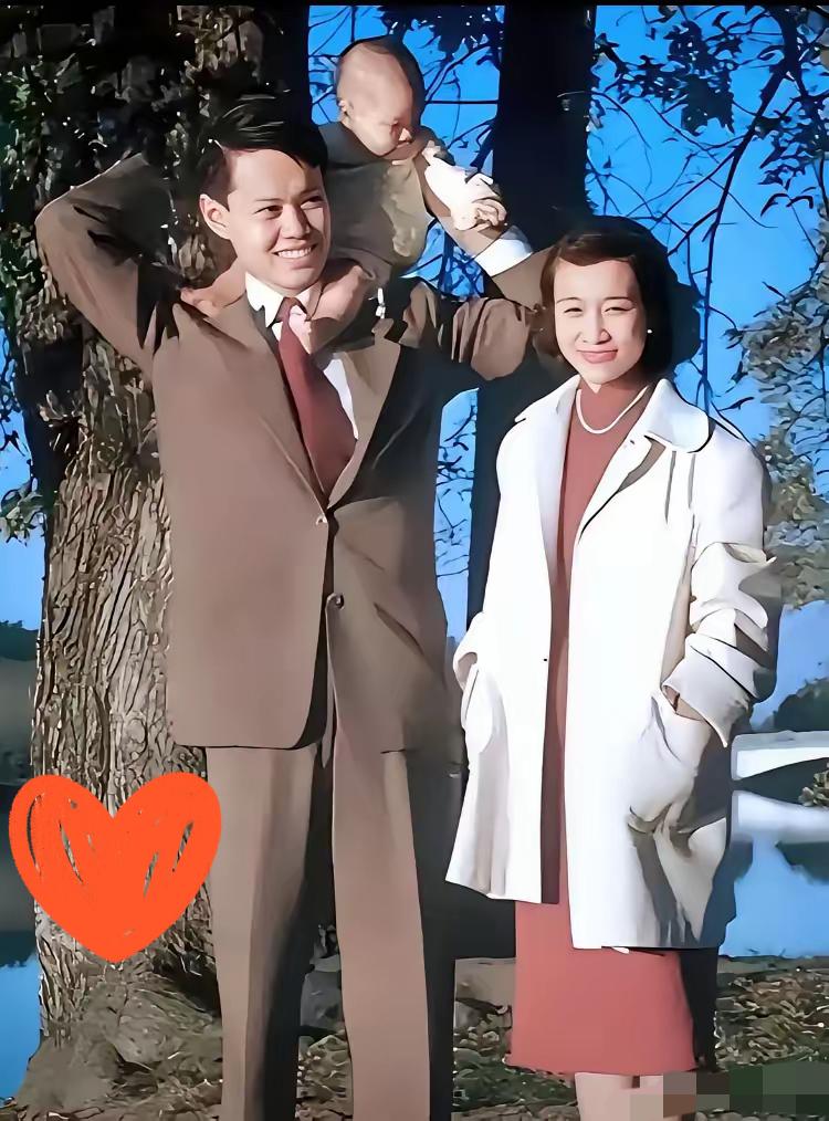 先生1951年与妻子及大儿子全家福一张，幸福的一家人，温馨的一家人。也代表着