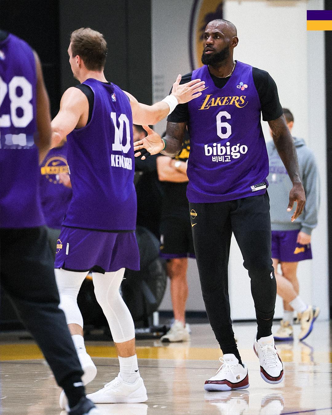 雷迪克表示，今天湖人的训练强度要高于去年首轮打森林狼时：“我们设定了多项强度指标