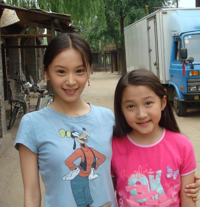 大家有没有发现聂远的女儿和关晓彤的路子有些相似单论颜值，俩人都是黑黑的，毛发