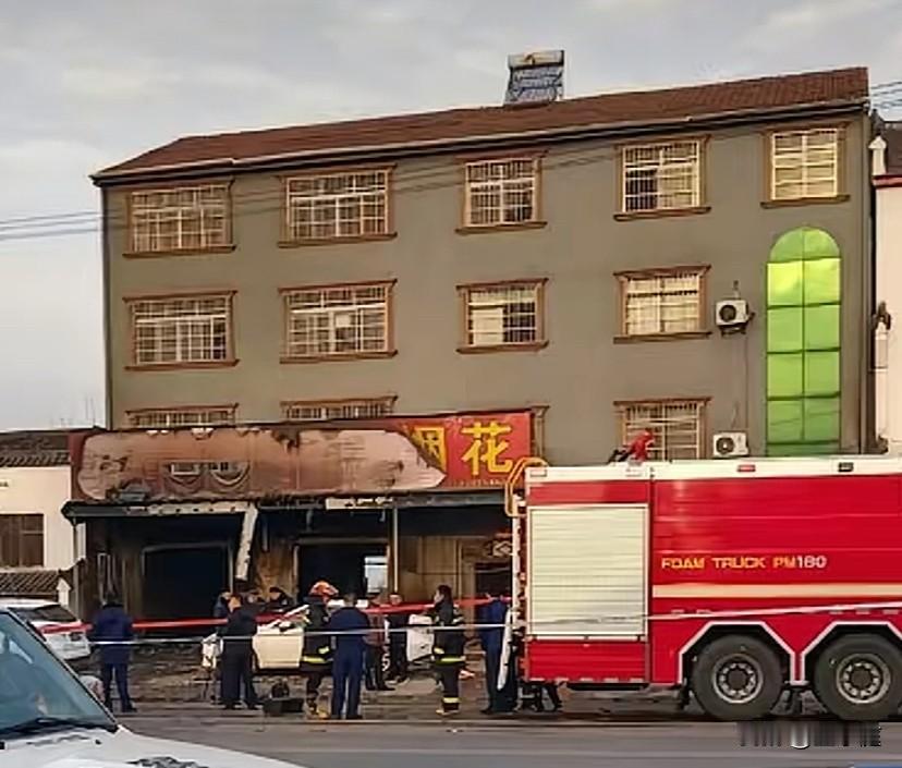 湖北宜城烟花爆燃现场现在已成废墟一般，诺大的招牌仅剩一个字！本地人说，12名遇难