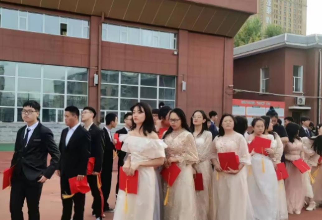5月29日中国青年报报道，成都一校长：他们是成人了，不是成婚了！全体学生统一穿校