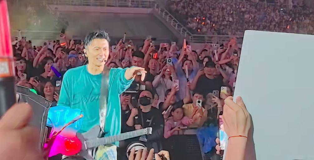 到今年，王菲57岁了，谢霆锋也四十好几了。沈阳演唱会现场，歌迷举个手幅让他帮忙