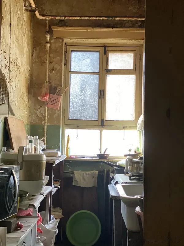 底层家境贫寒，并且学习能力一般的年轻男人，该怎么样摆脱这种生活的困境。推荐一