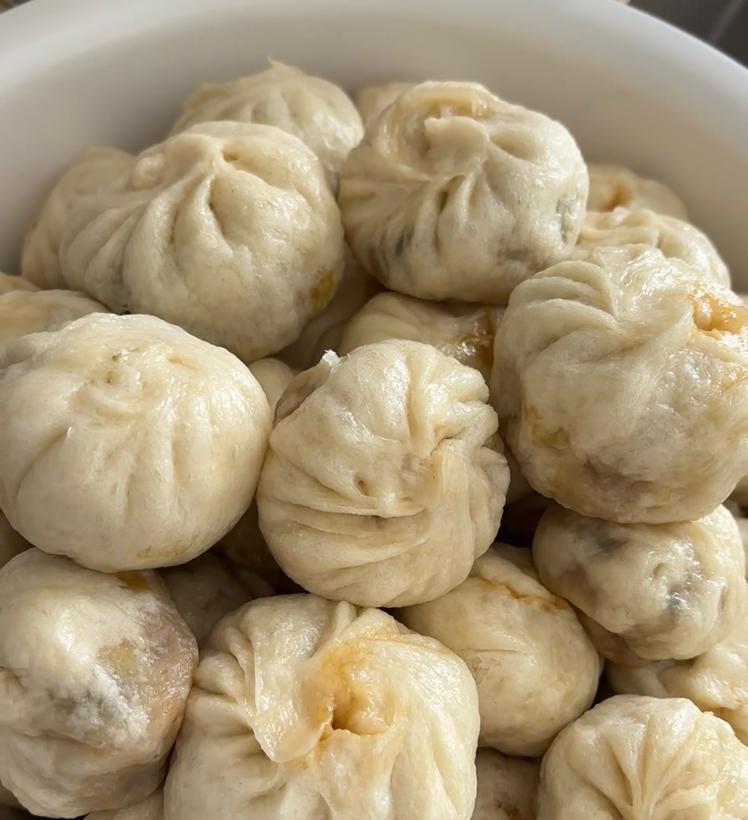 早起蒸包子，为了让一家人都能吃上热乎饭，从来都没睡到过6点……一家四口，每天的