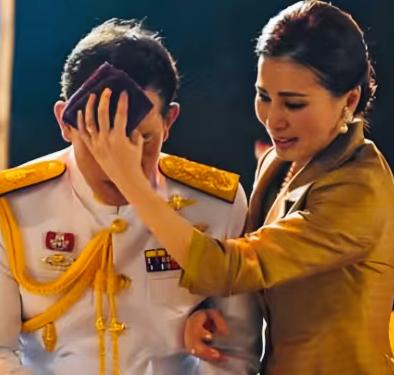 苏提达细心给泰国国王擦汗！苏提达给泰国国王擦汗时，这姿势是不是还挺有特点啊！