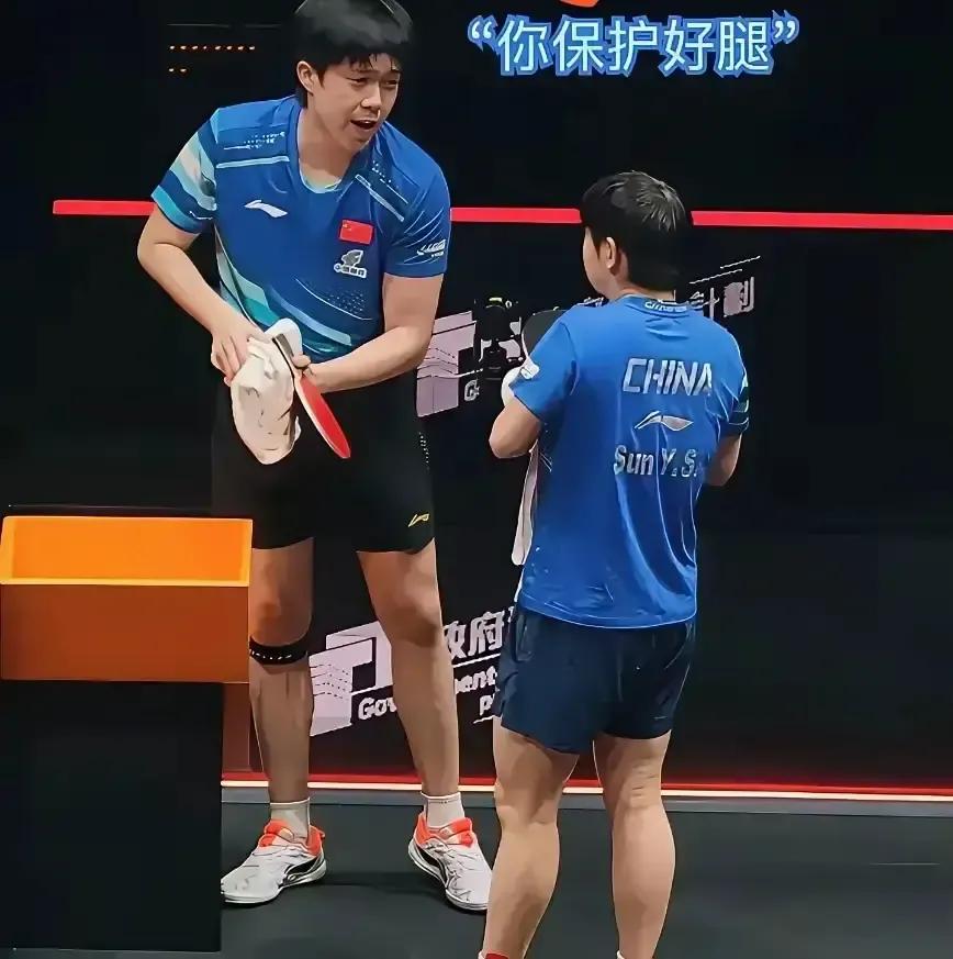 他们退赛了，却赢走比金牌更响的掌声。王楚钦右肩肌肉撕裂，医疗组喊停。他转身向