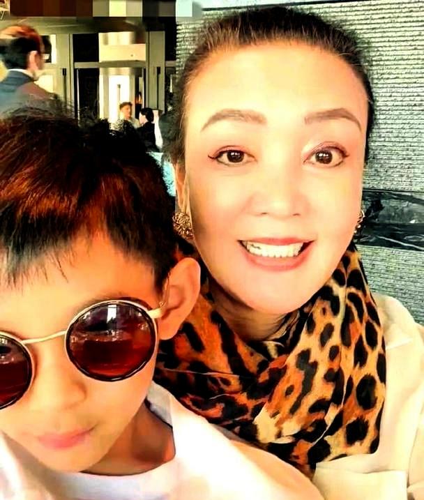 长久以来张兰很少在镜头前提及远在台北的孙子霖霖，此前家人约定减少公开谈论孩子的日