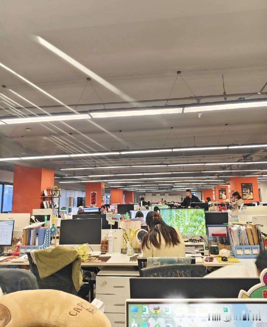 中午午休时间，去年被动离职的同事打语音电话进来，问我公司座机的分机号是多少。之所