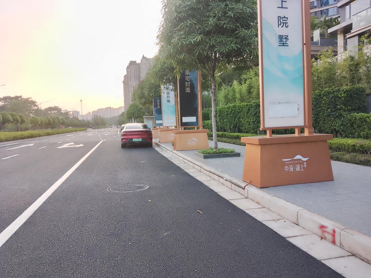 女孩坐舅舅的车回老家，舅舅突然问女孩:你一个月工资一万多，为什么不能每个月拿出5