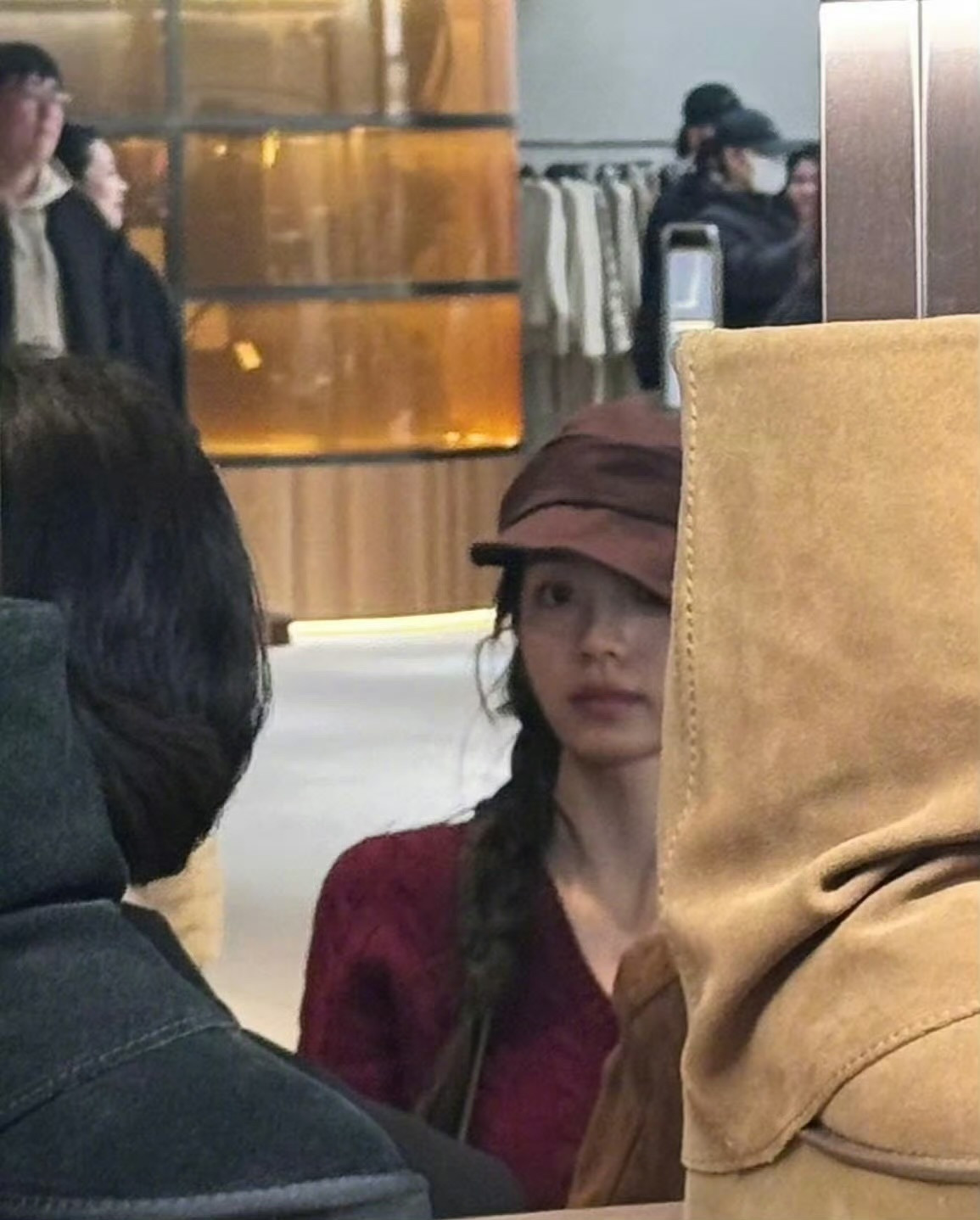 田曦薇在路人镜头下好美啊，好好放松期待更多见面机会