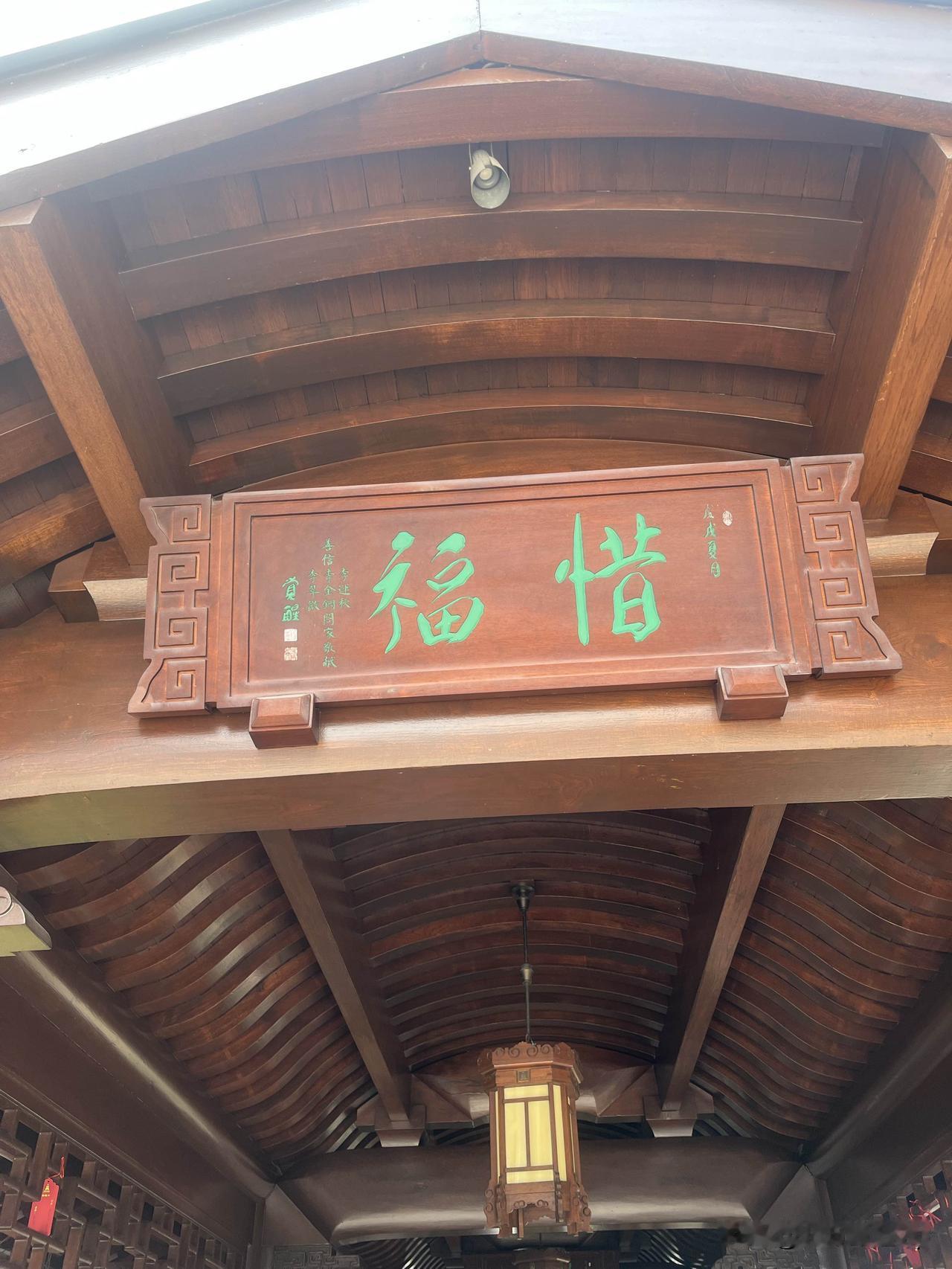 玉佛禅寺位于上海普陀区安远路与江宁路交叉口，是全国重点文物保护单位，也是上海旅游