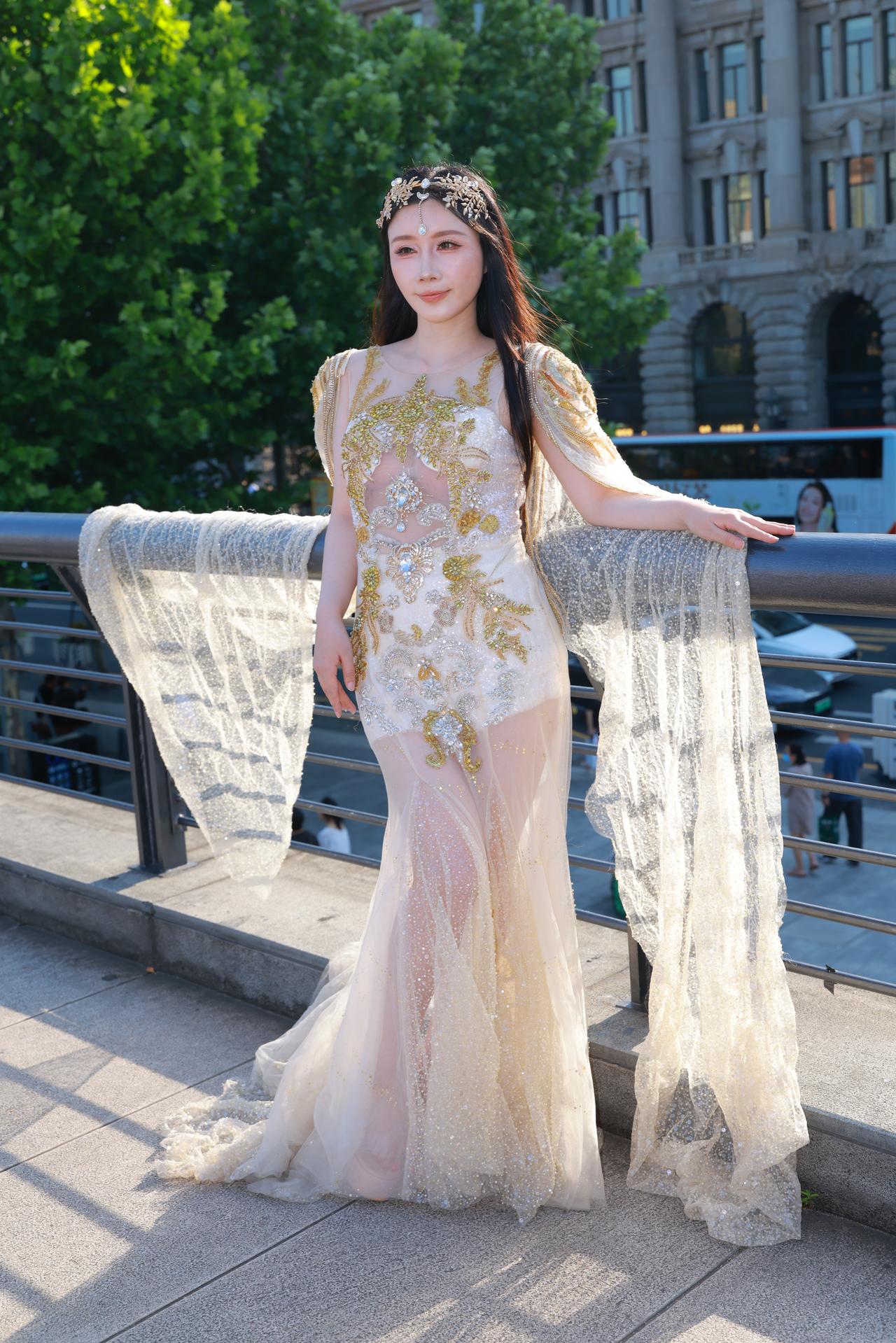 见过哪些令人心动的街拍照片?《鎏金神女》鎏金刺绣的纱裙缀满碎钻，在阳光里漾着