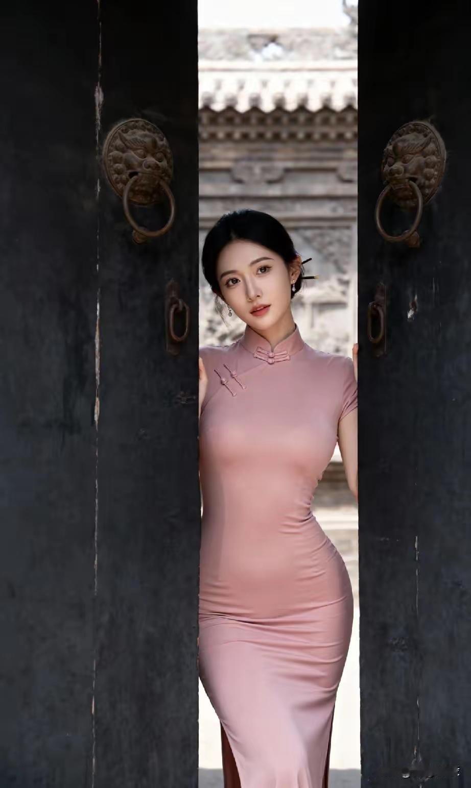 想象一下，芳华正茂的美女模特穿上优雅旗袍，那画面简直绝了！旗袍的剪裁贴合身体曲线