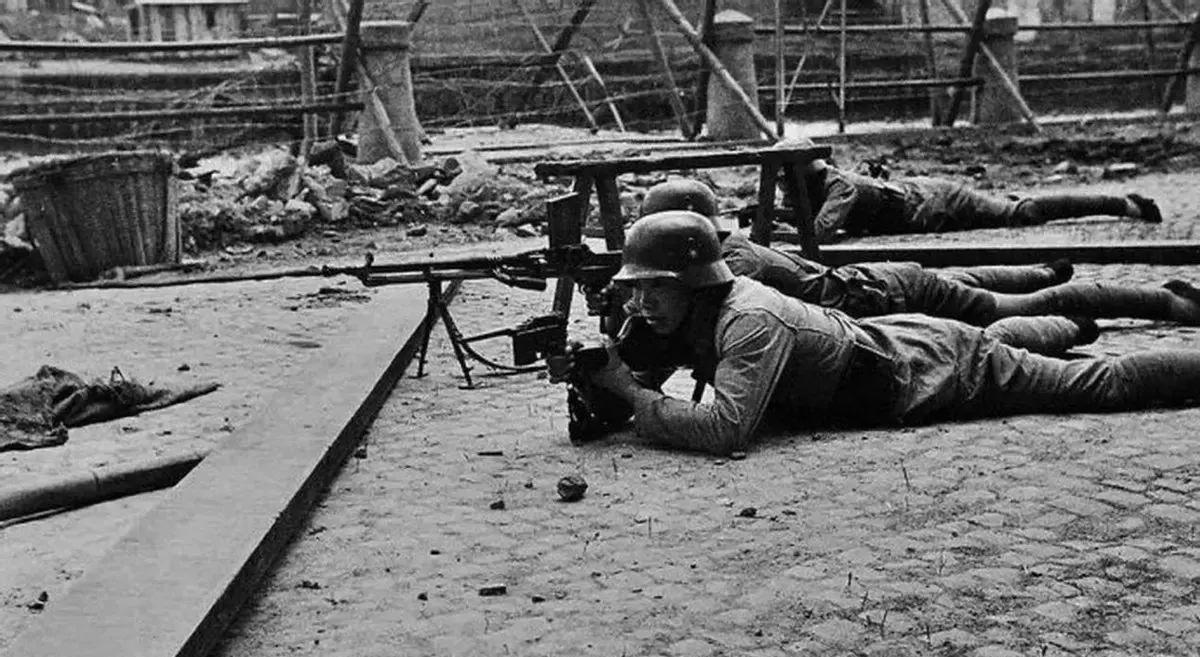 抗战时期，日军打不进重庆，只能靠飞机轰炸，但他们的轰炸机每次飞行的高度刚好是我们