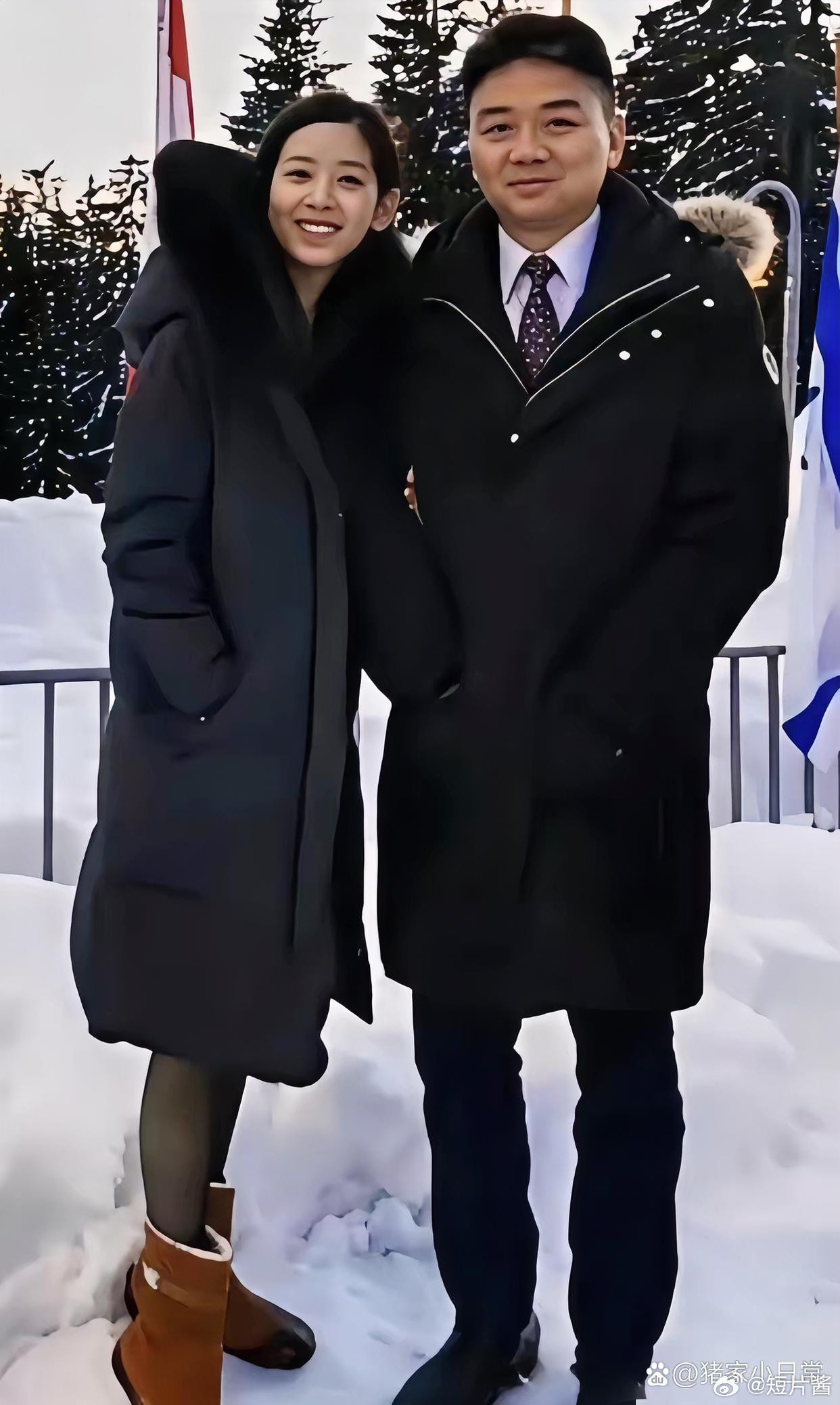 章泽天素颜出镜，挽着老公手臂在雪地合影。