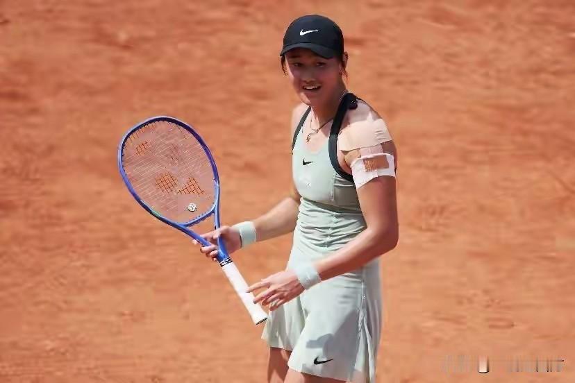 在法网晋级女单16强取得突破后，中国球员王曦雨转战WTA125布雷西亚站，作为头