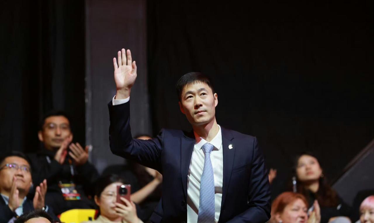 王励勤西装现身WTT中国大满贯赛场！好久没看到王励勤的身影，除了开会的会场以外