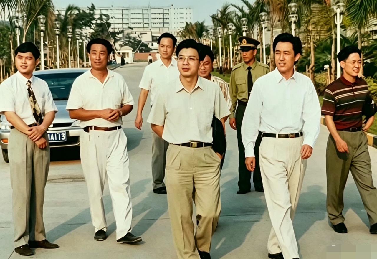 1995年，他陪着老板视察珠岛花园的一张老照片，那时他37岁，意气风发