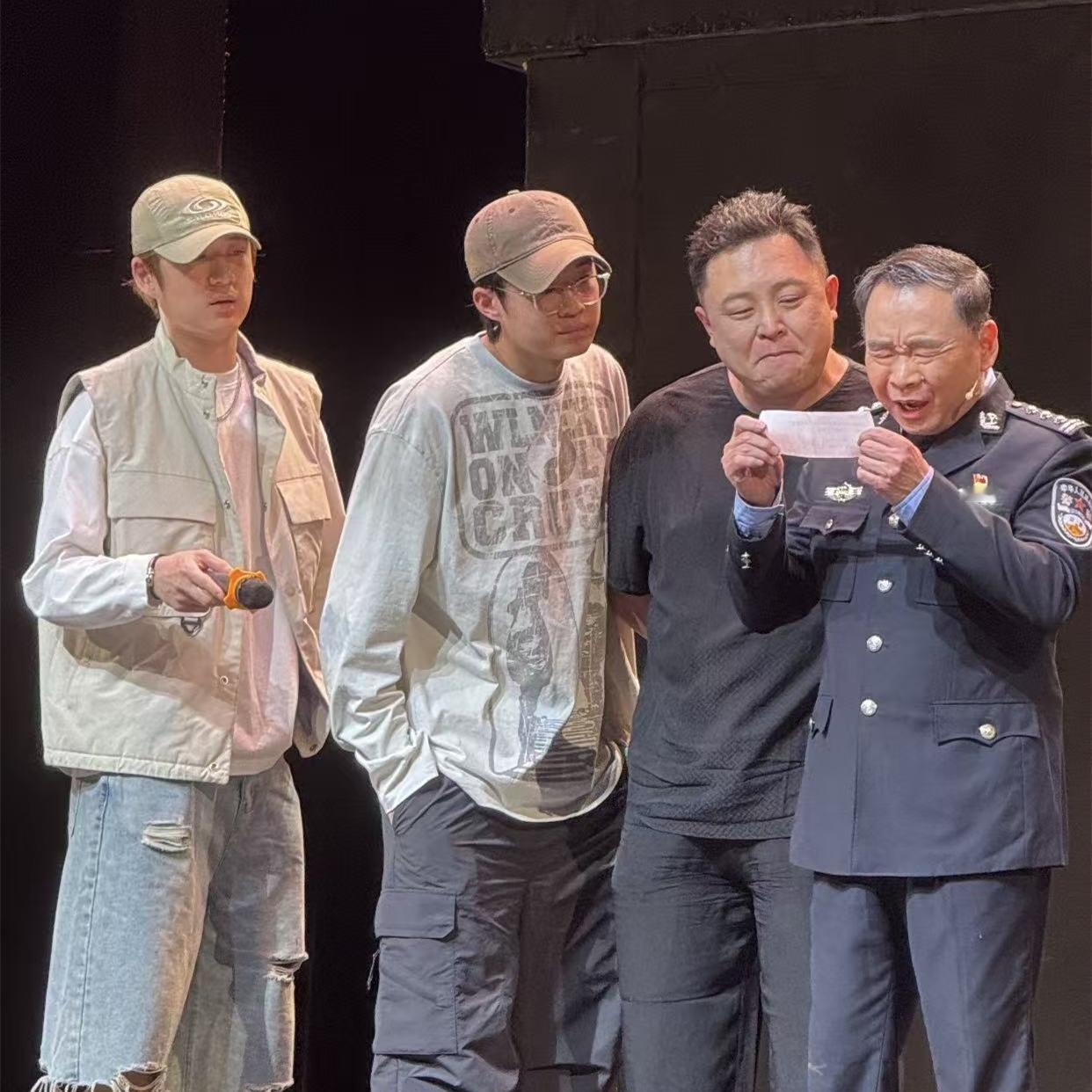 阎鹤祥带妻子北京看话剧，登台不忘秀恩爱，妻子台下紧张，一直抓住自己的手！德云社阎