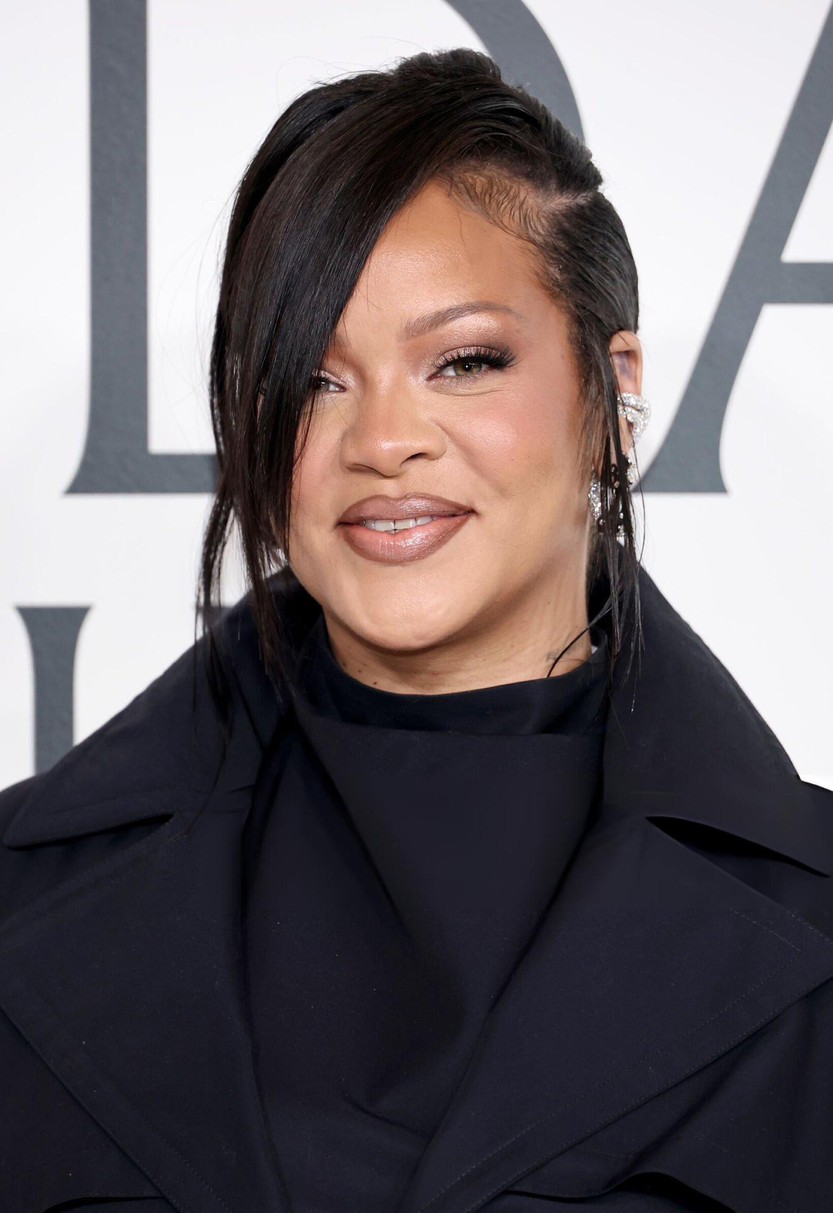 Rihanna生三孩后首个红毯，好像有些发福​​​