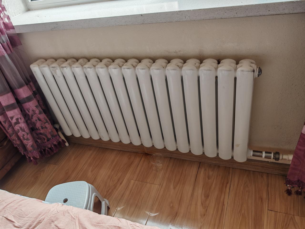 昨天上午，儿子发来微信，让我抽空去他家看看，说是发现他家的暖气片又漏水了。提起