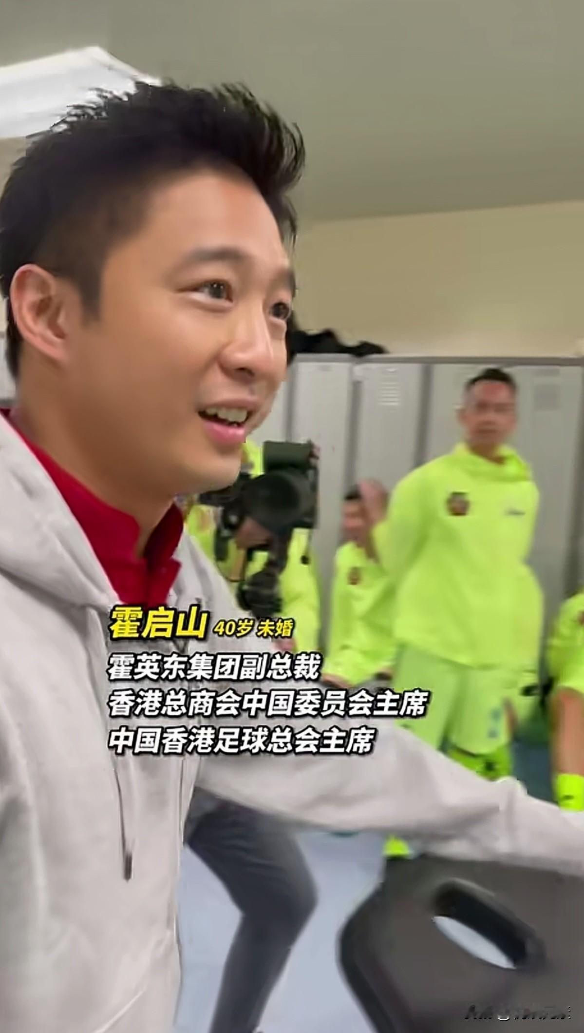 又帅又接地气的国民公子霍启山，身兼数职，已然是香港政商界的明星人物。可惜章子怡