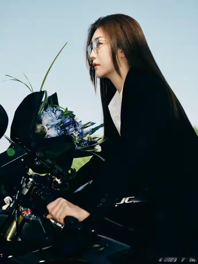 陈梦机车风写真刷屏！赛场夺金后解锁新风格，反差魅力圈粉12月2日，刚在十五