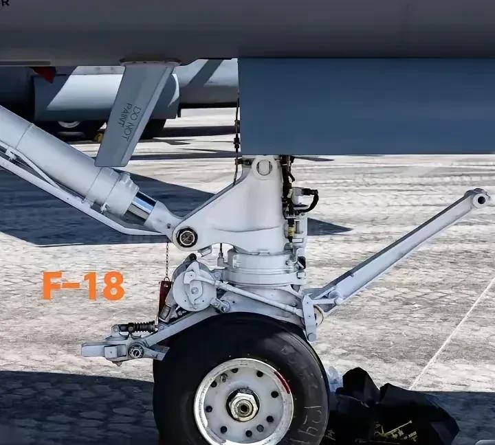 同为四代机弹射起落架，歼15T为何比F/A-18E/F更为粗壮与复杂？除了歼1