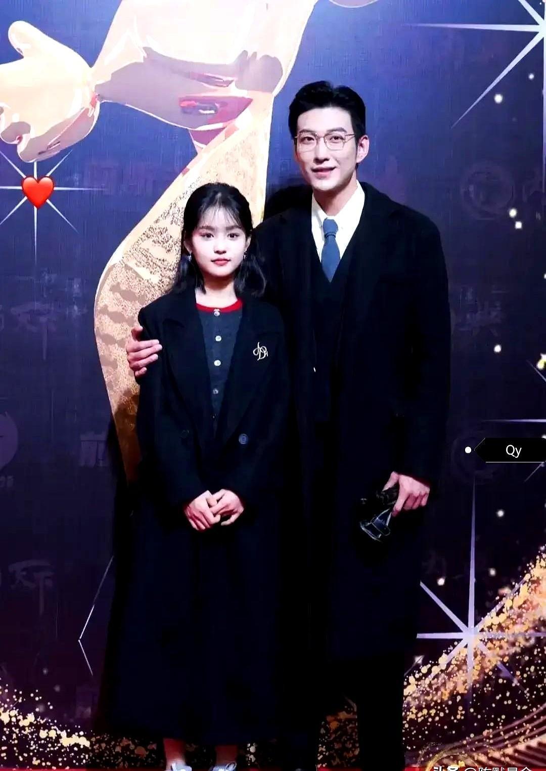 还以为他俩忙着拍戏不直播了，结果直接快进到求婚？短剧CP于龙和杨咩咩，真的把