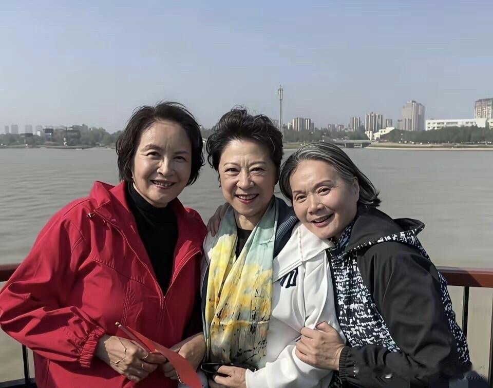 宋晓英和王馥荔这两位演员，都是属于年轻时候颜值不惊艳的女明星，虽然没有打扮，穿着