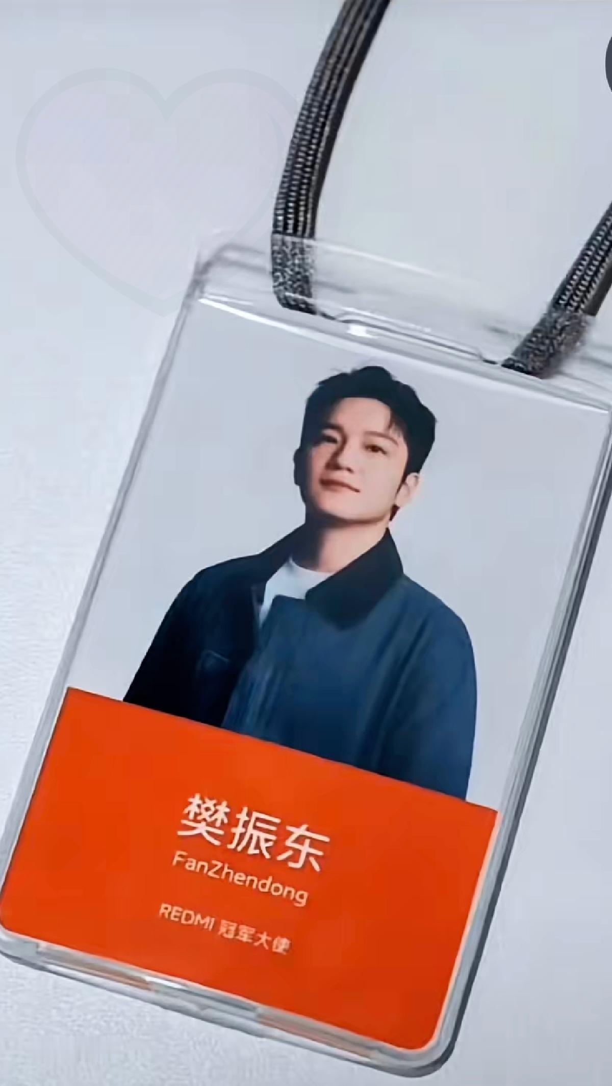 咱不是单纯凑热度夸人，是樊振东这波亮相深圳小米店，真让人越看越戳心。一身牛仔衣清