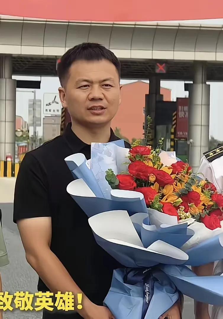 河南英雄，2025年6月10日，36岁的现役军官张伟陪母亲散步时，遇到5人落水，