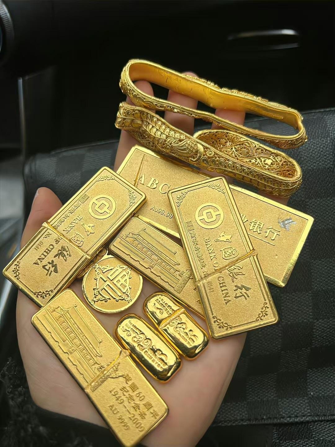 当所有人把钱换成了黄金，就会开始收割了，它就会从1600元一克慢慢 